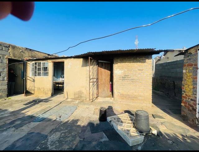 10 BEDROOM HOUSE FOR SALE IN ENTSHONALANGA